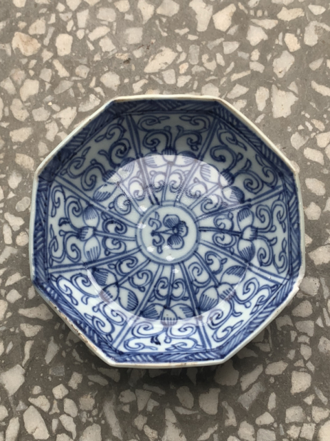 古玩陶瓷花卉紋青花八角盤拍賣,當(dāng)前價格688元