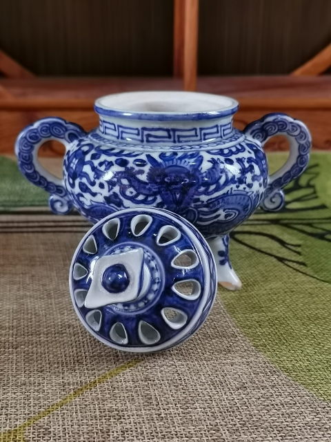古玩陶瓷【精品熏爐】晚清民國青花元寶鈕雙耳熏爐拍賣，當前價格160元