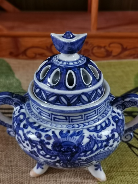 古玩陶瓷【精品熏爐】晚清民國青花元寶鈕雙耳熏爐拍賣，當前價格160元