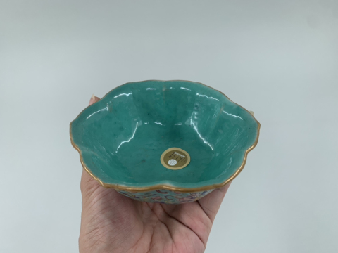 古玩陶瓷清 同治·綠松石釉地粉彩纏枝花卉紋碗拍賣，當前價格2800元