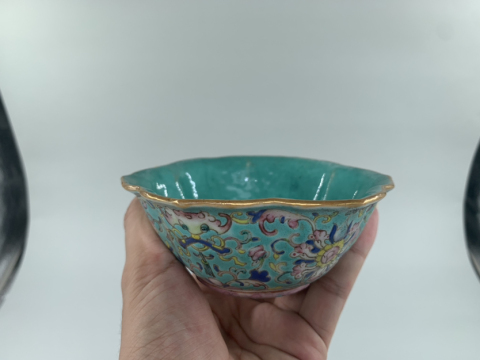 古玩陶瓷清 同治·綠松石釉地粉彩纏枝花卉紋碗拍賣，當前價格2800元