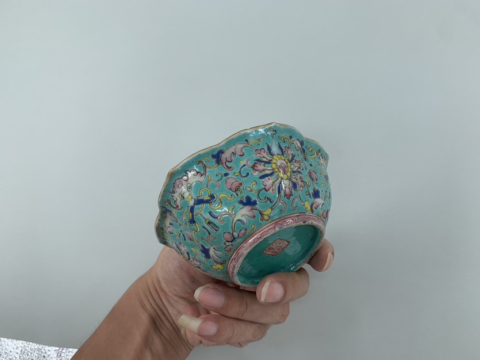 古玩陶瓷清 同治·綠松石釉地粉彩纏枝花卉紋碗拍賣，當前價格2800元