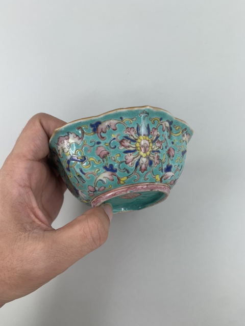 古玩陶瓷清 同治·綠松石釉地粉彩纏枝花卉紋碗拍賣，當前價格2800元