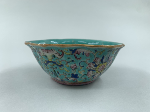 古玩陶瓷清 同治·綠松石釉地粉彩纏枝花卉紋碗拍賣，當前價格2800元