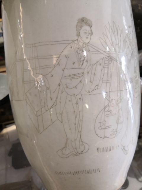 古玩陶瓷白釉刻瓷人物紋雙鋪首撇口瓶拍賣，當前價格900元