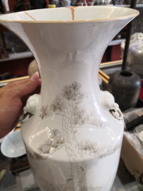 古玩陶瓷白釉刻瓷人物紋雙鋪首撇口瓶拍賣，當前價格900元