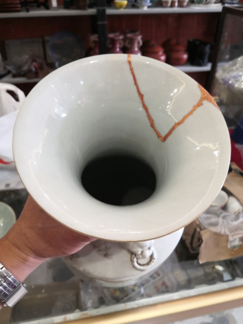 古玩陶瓷白釉刻瓷人物紋雙鋪首撇口瓶拍賣，當前價格900元