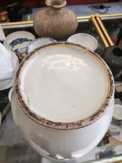 古玩陶瓷白釉刻瓷人物紋雙鋪首撇口瓶拍賣，當前價格900元