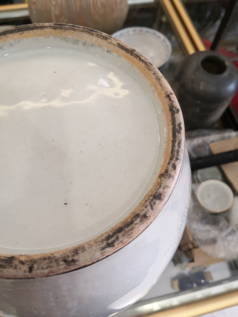 古玩陶瓷白釉刻瓷人物紋雙鋪首撇口瓶拍賣，當前價格900元
