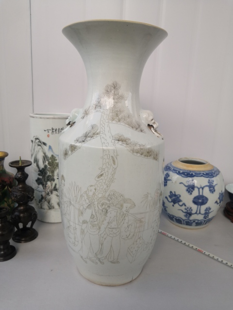 古玩陶瓷白釉刻瓷人物紋雙鋪首撇口瓶拍賣，當前價格900元