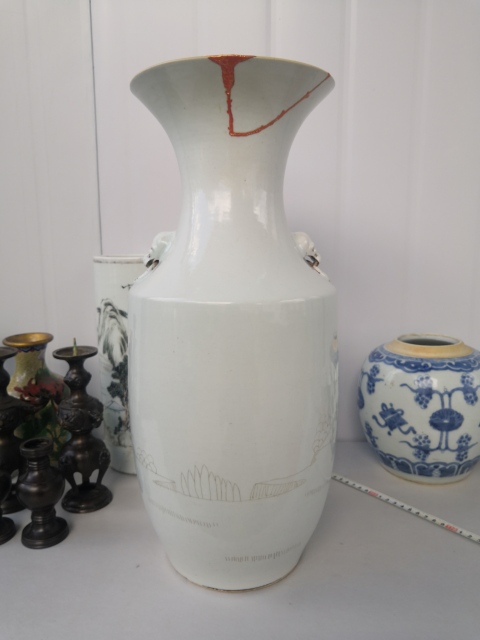 古玩陶瓷白釉刻瓷人物紋雙鋪首撇口瓶拍賣，當前價格900元