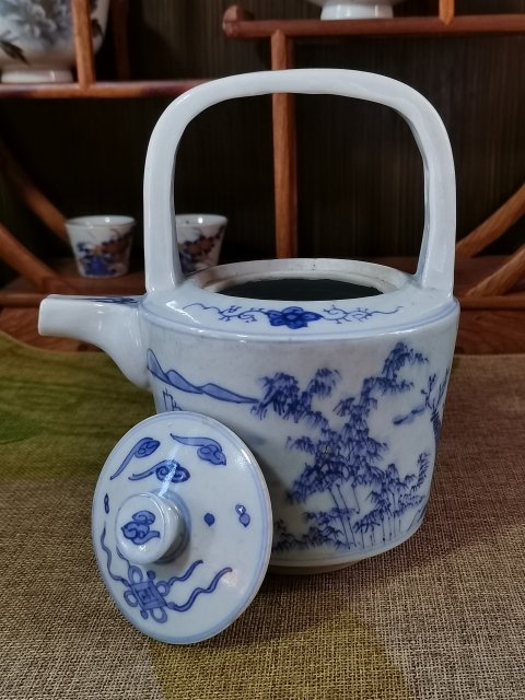 古玩陶瓷【精美提梁壺】晚清民國青花山水紋提梁壺拍賣，當前價格2260元