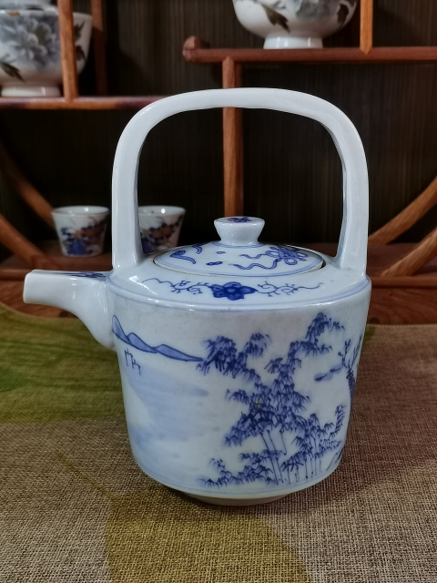 古玩陶瓷【精美提梁壺】晚清民國青花山水紋提梁壺拍賣，當前價格2260元