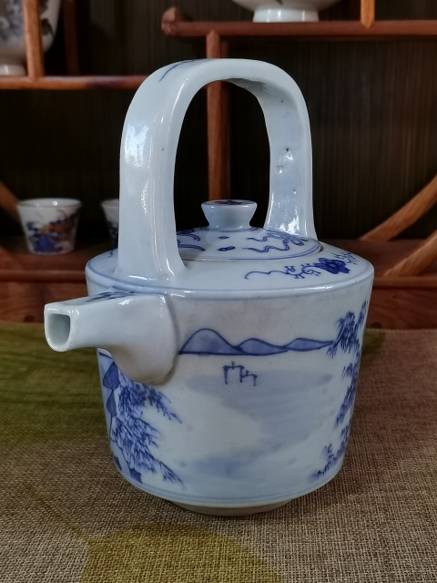 古玩陶瓷【精美提梁壺】晚清民國青花山水紋提梁壺拍賣，當前價格2260元