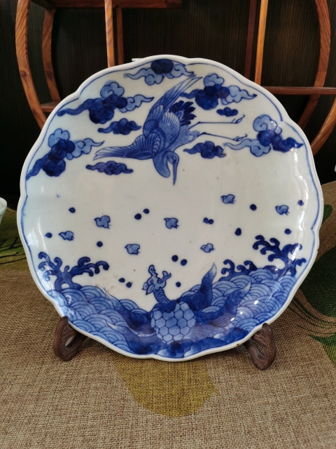 古玩陶瓷【精美擺設盤】十九世紀青花“龜鶴齊齡”花口盤拍賣,當前價格700元