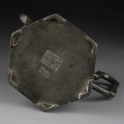 古玩陶瓷【4855】晚清~民國 凈足潮陽款六邊暗刻花卉紋錫壺 重量474g拍賣,當前價格1800元