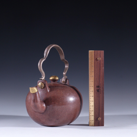 古玩陶瓷貢局款紫砂素紋提梁壺拍賣,當(dāng)前價(jià)格12800元