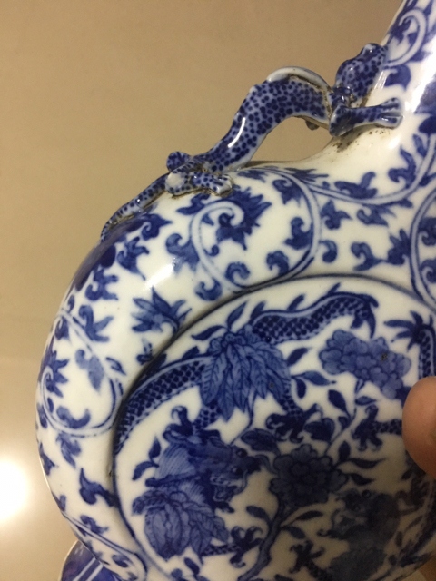 古玩陶瓷青花龍穿花抱月瓶拍賣，當前價格12888元