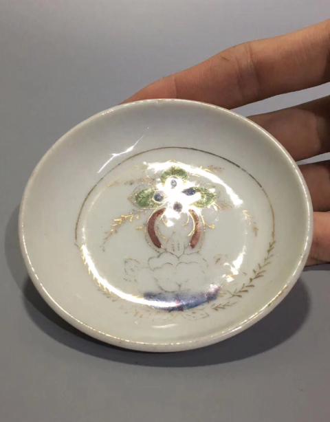 古玩陶瓷??底款民國描金花卉紋筆舔拍賣，當前價格0元