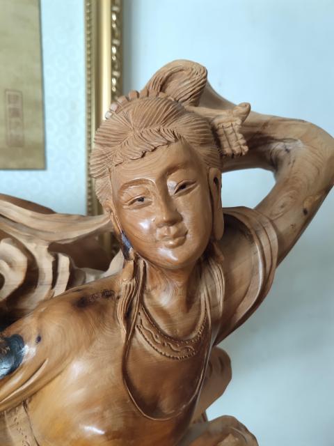 古玩雜項(xiàng)太行崖柏雙色料隨形雕飛天仙女拍賣,當(dāng)前價(jià)格6999元