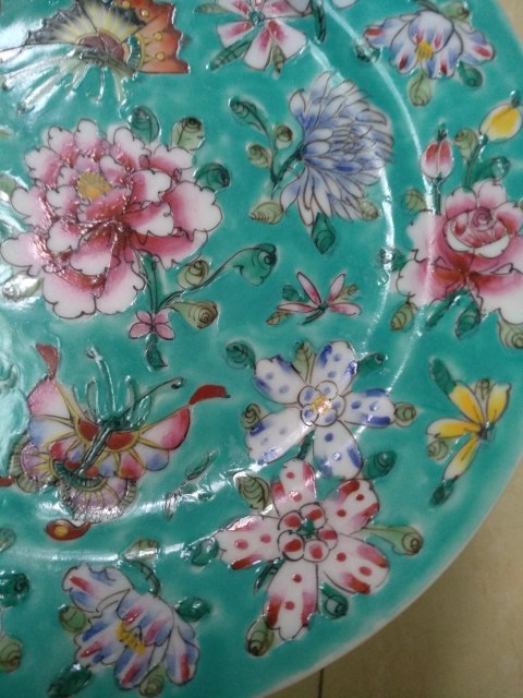 古玩陶瓷民國晚期解放初.松石綠釉花蝶紋細路粉彩盤拍賣，當前價格999元