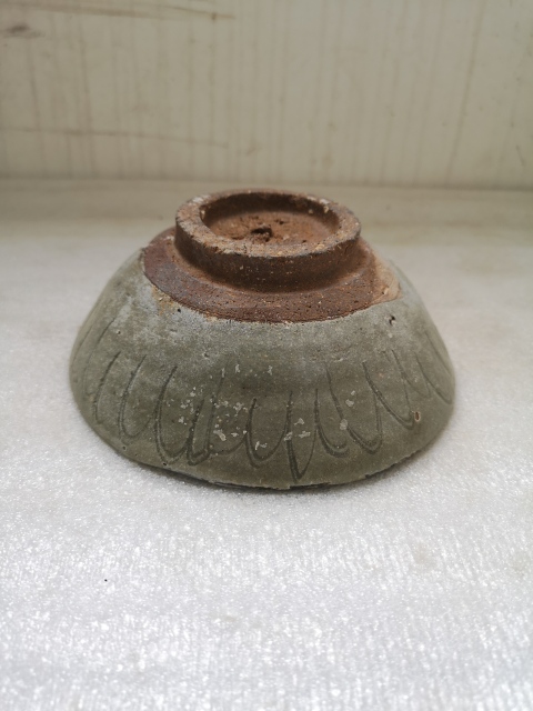 古玩陶瓷龍泉系青瓷刻花碗拍賣,當前價格450元