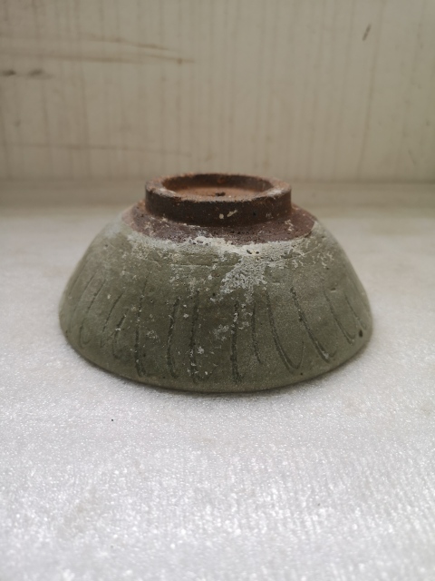 古玩陶瓷龍泉系青瓷刻花碗拍賣,當前價格450元