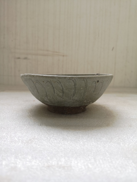 古玩陶瓷龍泉系青瓷刻花碗拍賣,當前價格450元