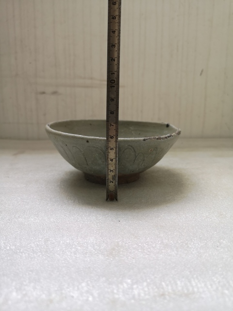 古玩陶瓷龍泉系青瓷刻花碗拍賣,當前價格450元