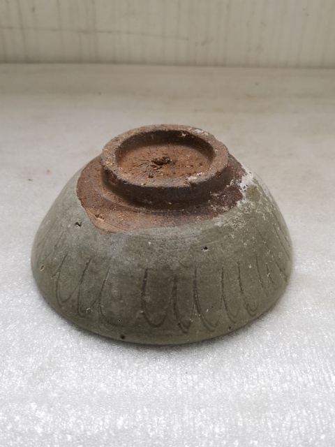 古玩陶瓷龍泉系青瓷刻花碗拍賣,當前價格450元