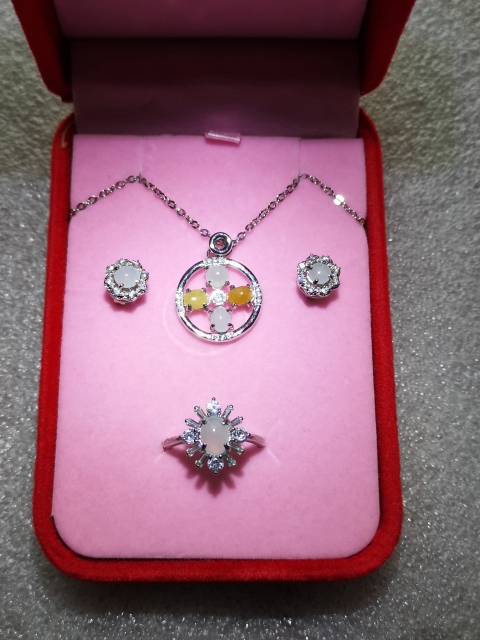 古玩玉器翡翠套裝拍賣,當前價格550元