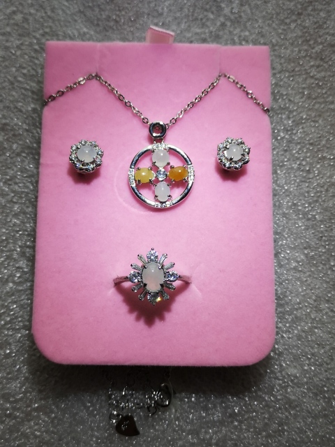 古玩玉器翡翠套裝拍賣,當前價格550元
