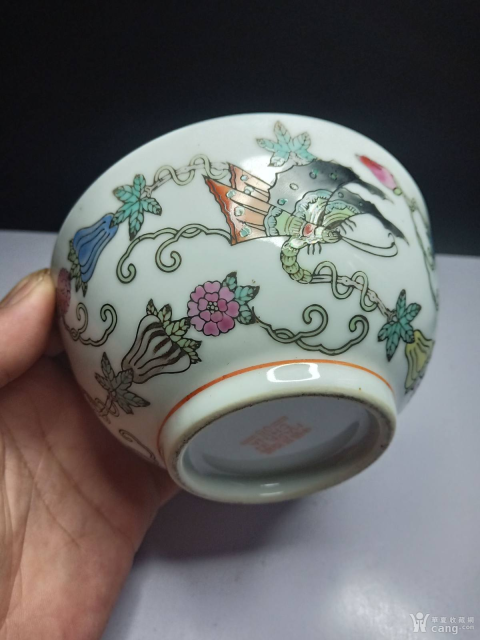 域鉴古玩】粉彩蝴蝶花卉纹碗拍卖价格/图片/值多少钱