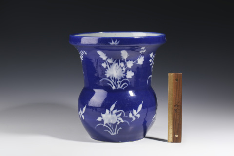 古玩陶瓷清晚·藍釉堆白花卉紋渣斗拍賣,當前價格6800元