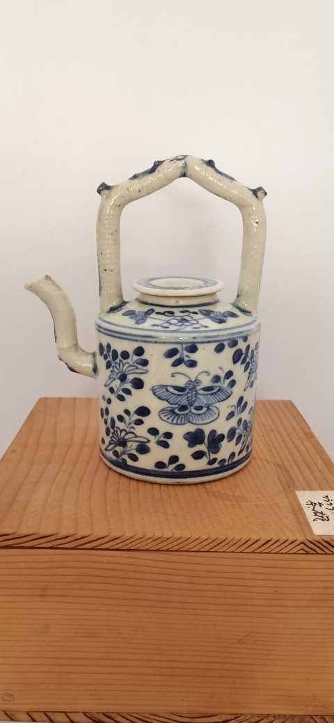 古玩陶瓷青花花蝶紋提梁壺拍賣，當前價格5300元