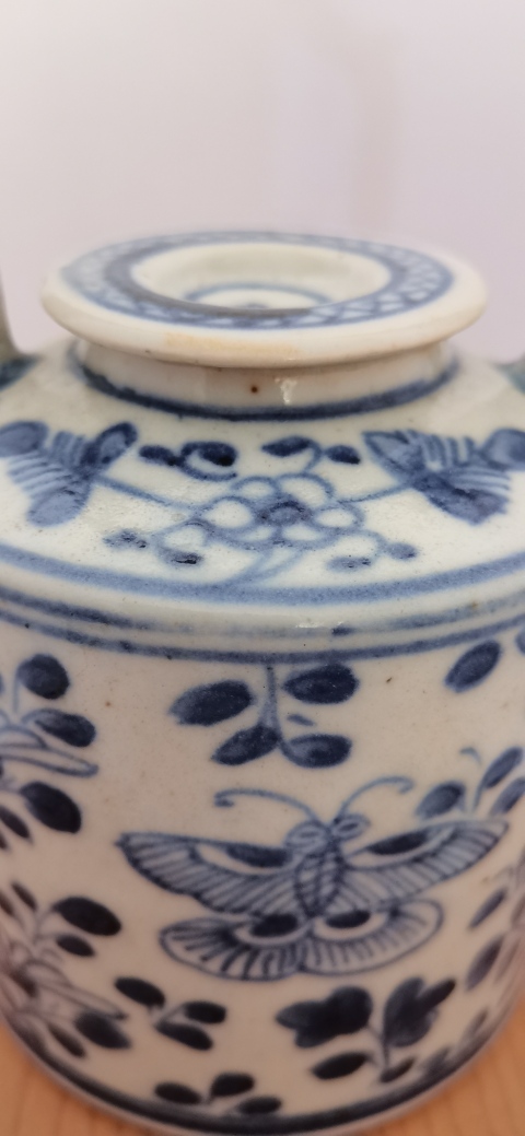 古玩陶瓷青花花蝶紋提梁壺拍賣，當前價格5300元