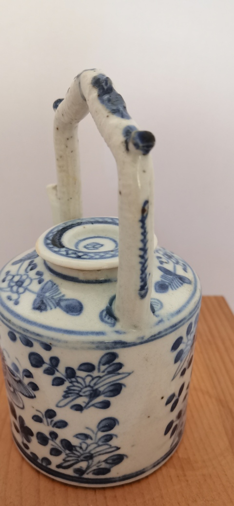 古玩陶瓷青花花蝶紋提梁壺拍賣，當前價格5300元