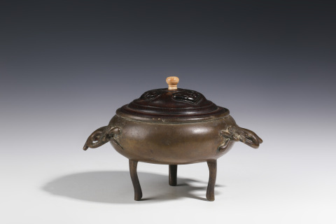 古玩銅器《優品》清·銅梅花耳三足爐拍賣,當前價格16999元
