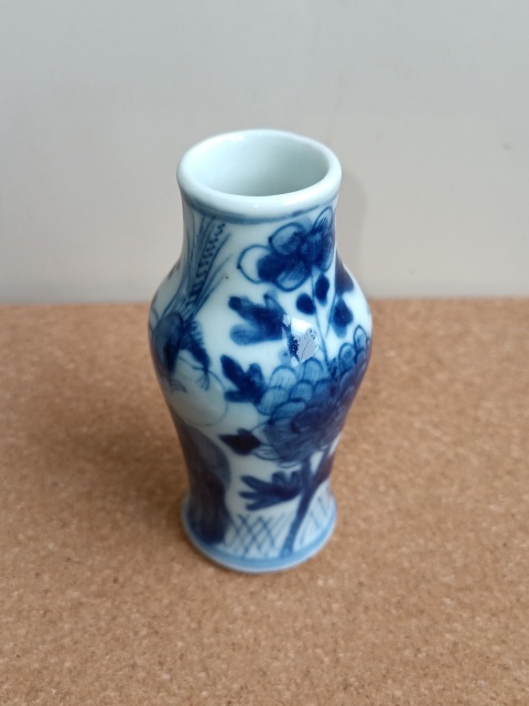 古玩陶瓷小青花瓶拍賣(mài)，當(dāng)前價(jià)格2300元