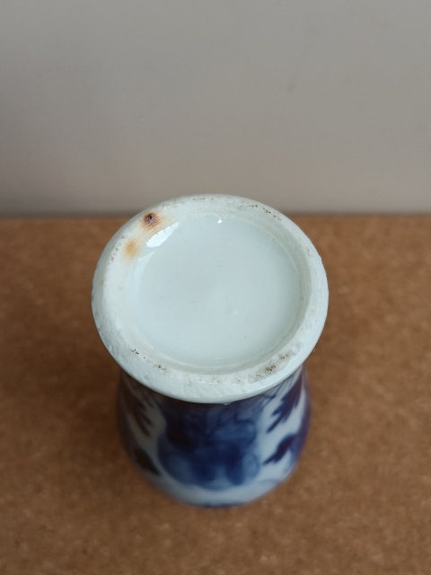 古玩陶瓷小青花瓶拍賣(mài)，當(dāng)前價(jià)格2300元