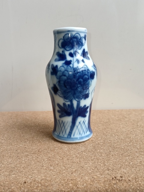 古玩陶瓷小青花瓶拍賣(mài)，當(dāng)前價(jià)格2300元