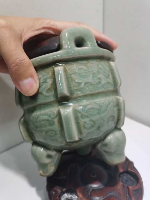 古玩陶瓷清代龍泉窯青瓷饕餮紋香爐拍賣，當前價格28888元