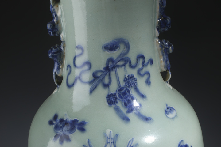 古玩陶瓷晚清·豆青釉青花博古紋獸耳盤口瓶拍賣，當前價格11000元