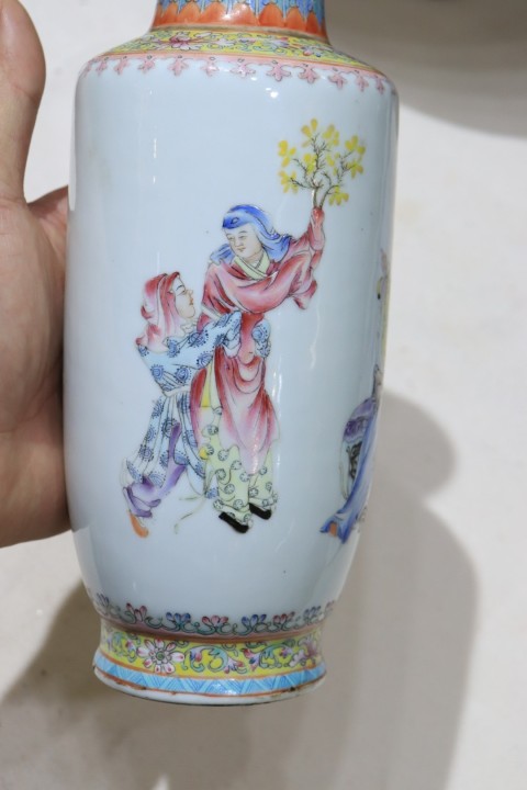 古玩陶瓷大清乾隆年制款人物紋粉彩瓶拍賣，當(dāng)前價(jià)格22000元