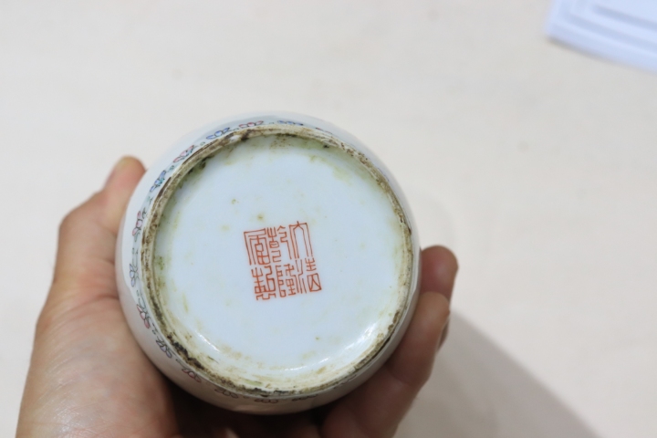 古玩陶瓷大清乾隆年制款人物紋粉彩瓶拍賣，當(dāng)前價(jià)格22000元