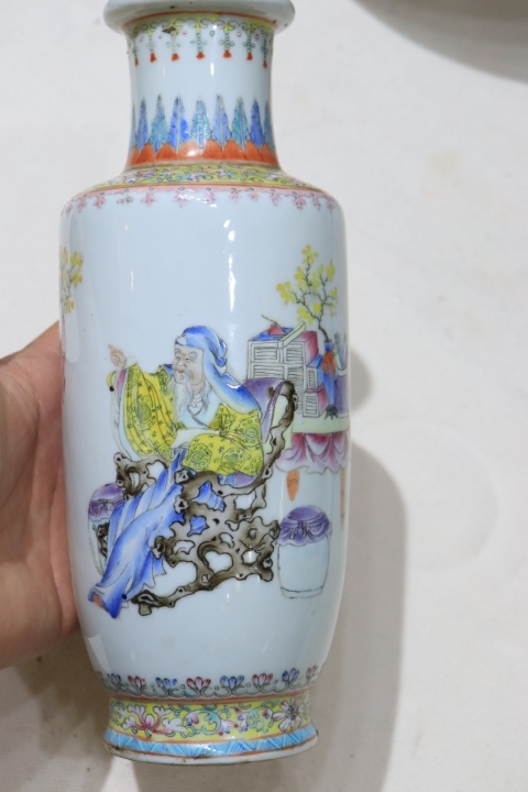 古玩陶瓷大清乾隆年制款人物紋粉彩瓶拍賣,當(dāng)前價(jià)格22000元