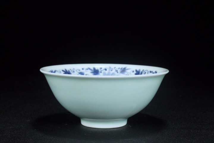 古玩陶瓷清中·豆青釉內青花纏枝蓮紋茶碗拍賣，當前價格2999元