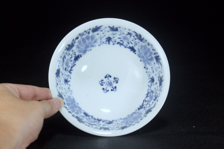 古玩陶瓷清中·豆青釉內青花纏枝蓮紋茶碗拍賣，當前價格2999元