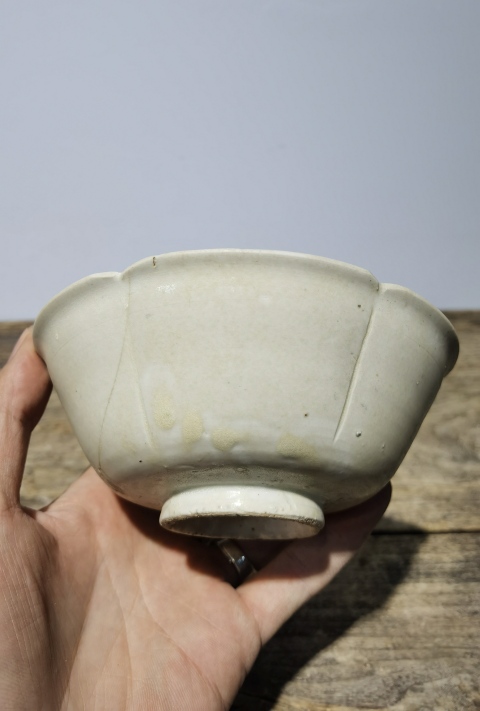 古玩陶瓷宋代定窯花口碗拍賣,當前價格2800元