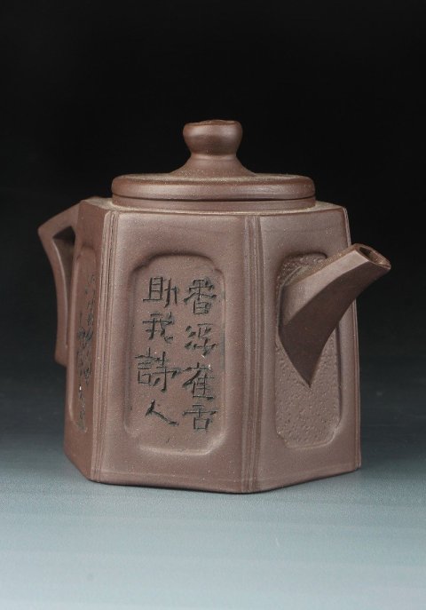 古玩陶瓷3647】民國~創匯期 朱賽花款六方刻書畫八卦鈕紫砂壺一把拍賣,當前價格2500元